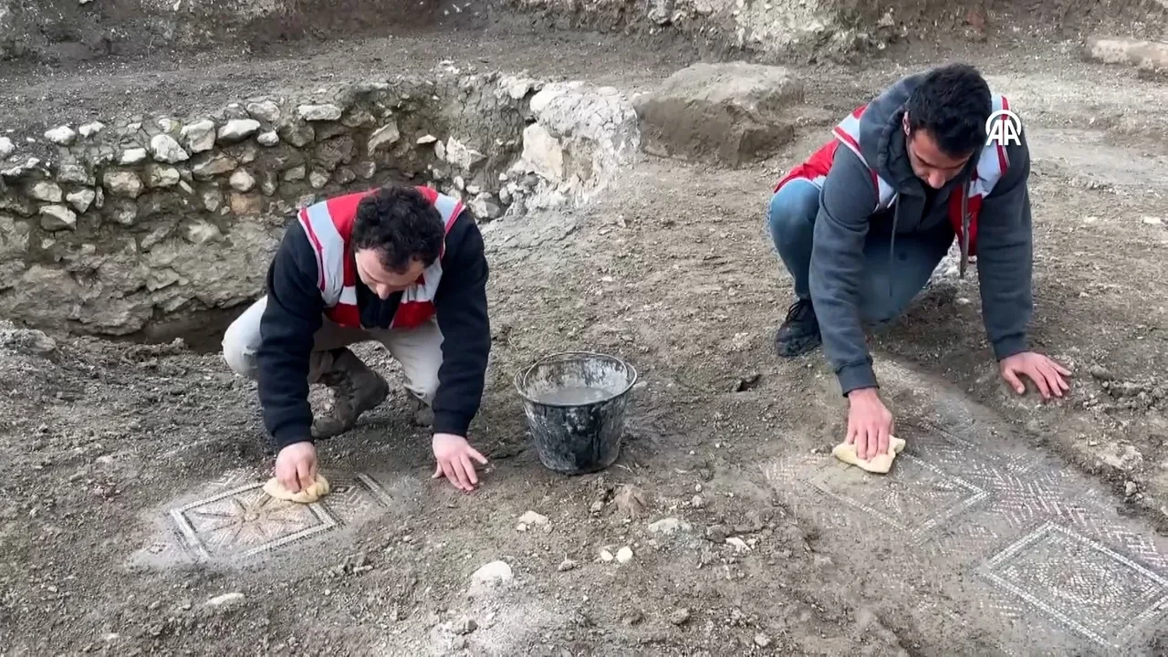 Kahramanmaraş depreminde yıkılan binanın temelinden bin 500 yıllık mozaik çıktı!