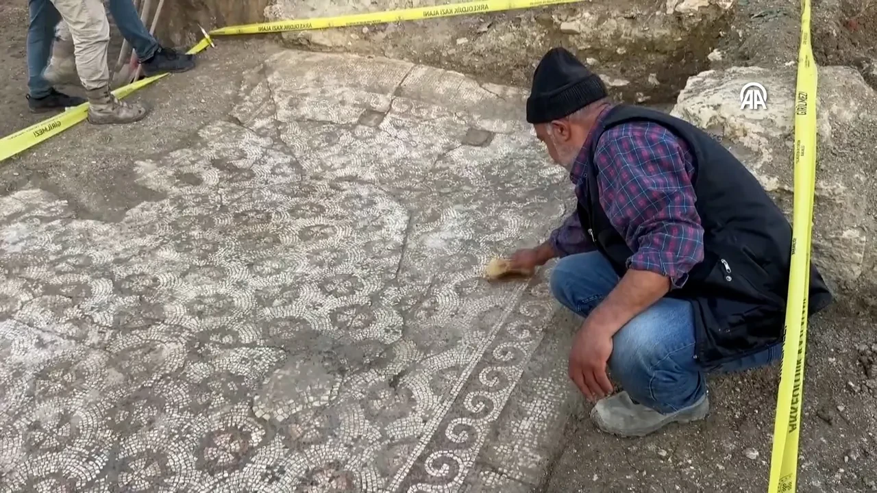 Kahramanmaraş depreminde yıkılan binanın temelinden bin 500 yıllık mozaik çıktı!