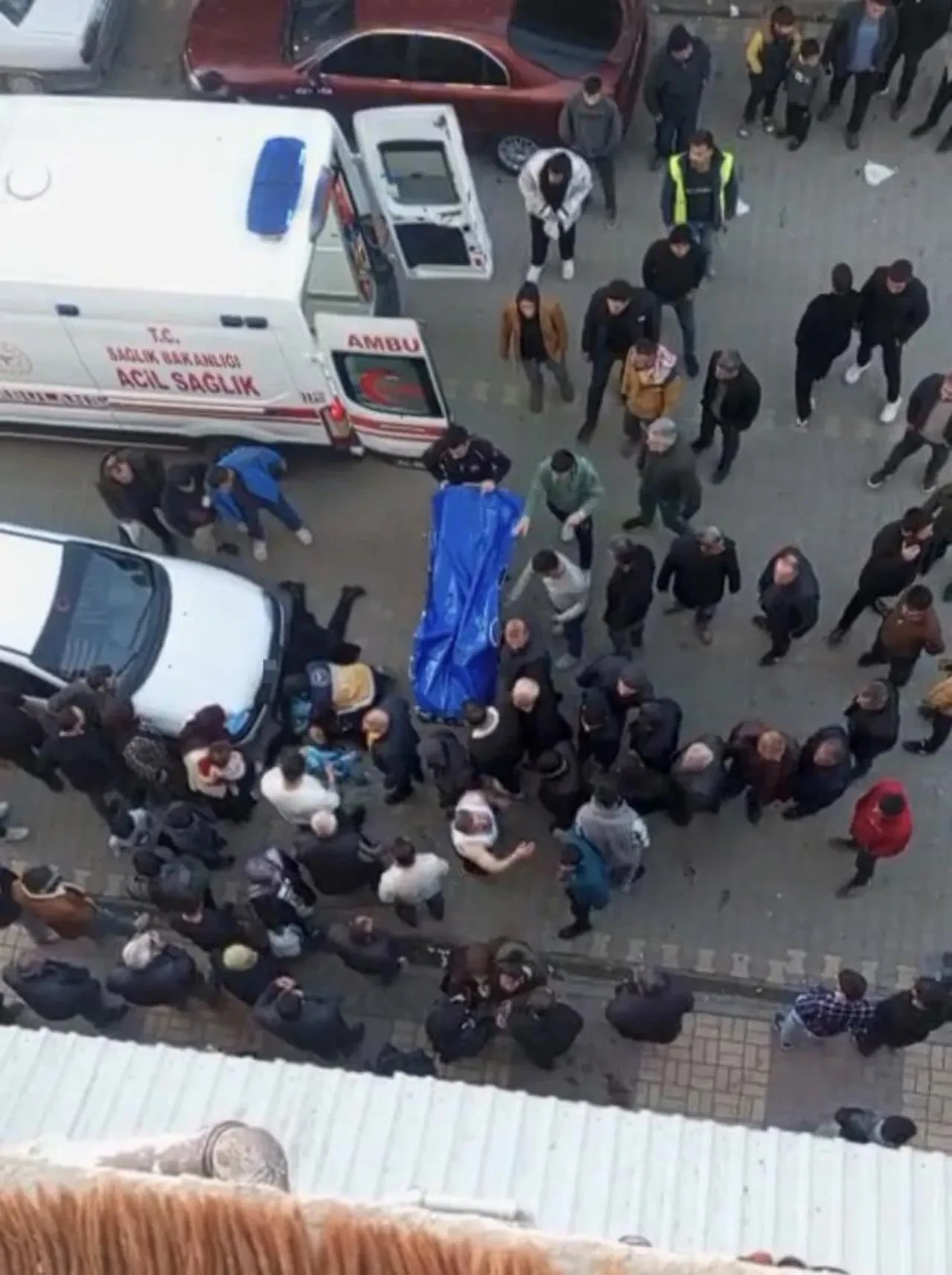 Kahreden olayın görüntüleri ortaya çıktı! Kızının yanında eşini katledip kaçtı!