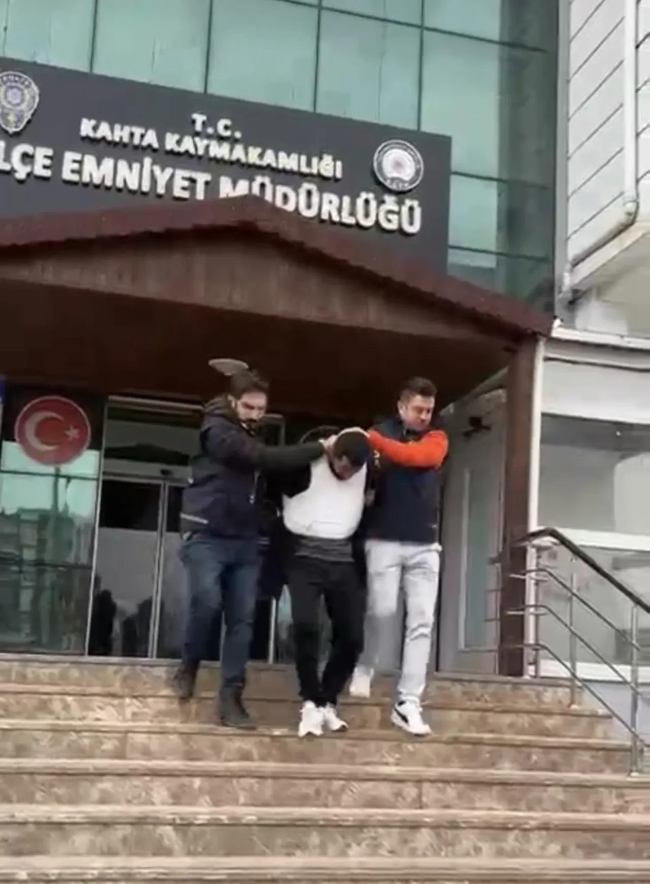 Kahreden olayın görüntüleri ortaya çıktı! Kızının yanında eşini katledip kaçtı!