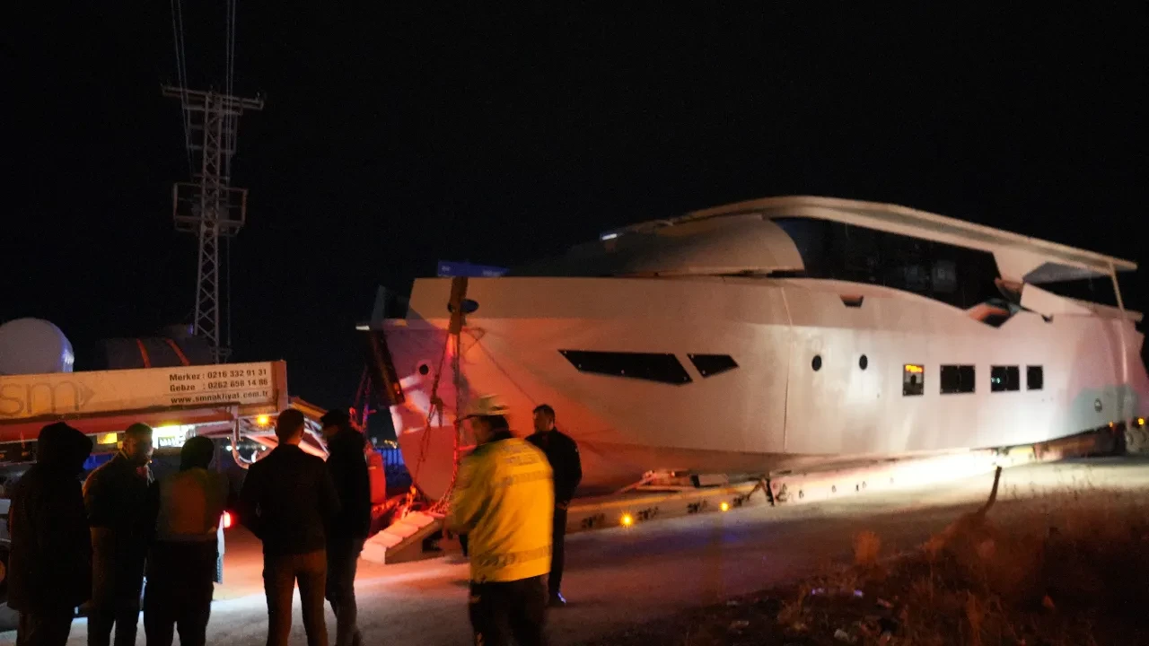 Karayolunda trafik bu defa yat yüzünden oluştu! Sürücüler şaştı kaldı