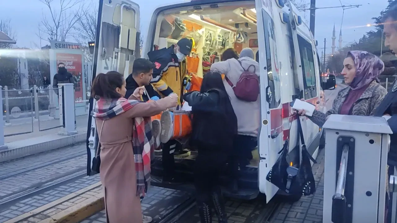 Liseliler adeta meydan savaşı yaptı, ayırmaya gelen yetişkinler de şiddete uğradı