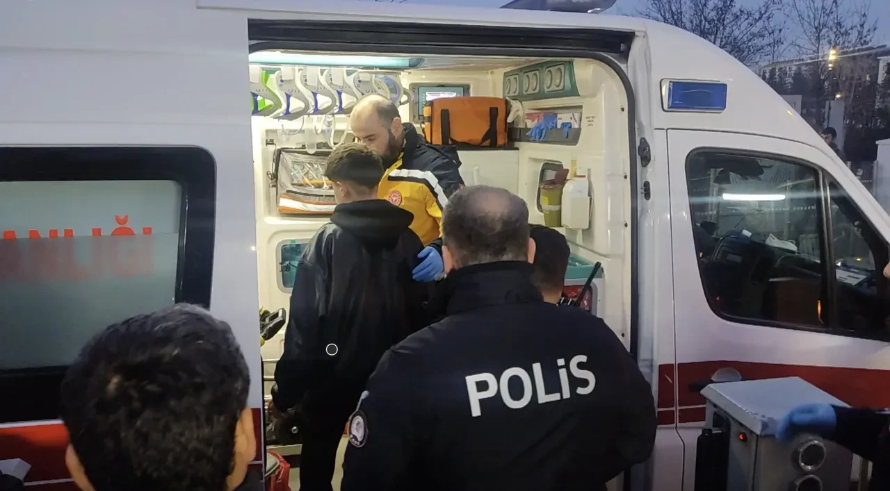 Liseliler adeta meydan savaşı yaptı, ayırmaya gelen yetişkinler de şiddete uğradı