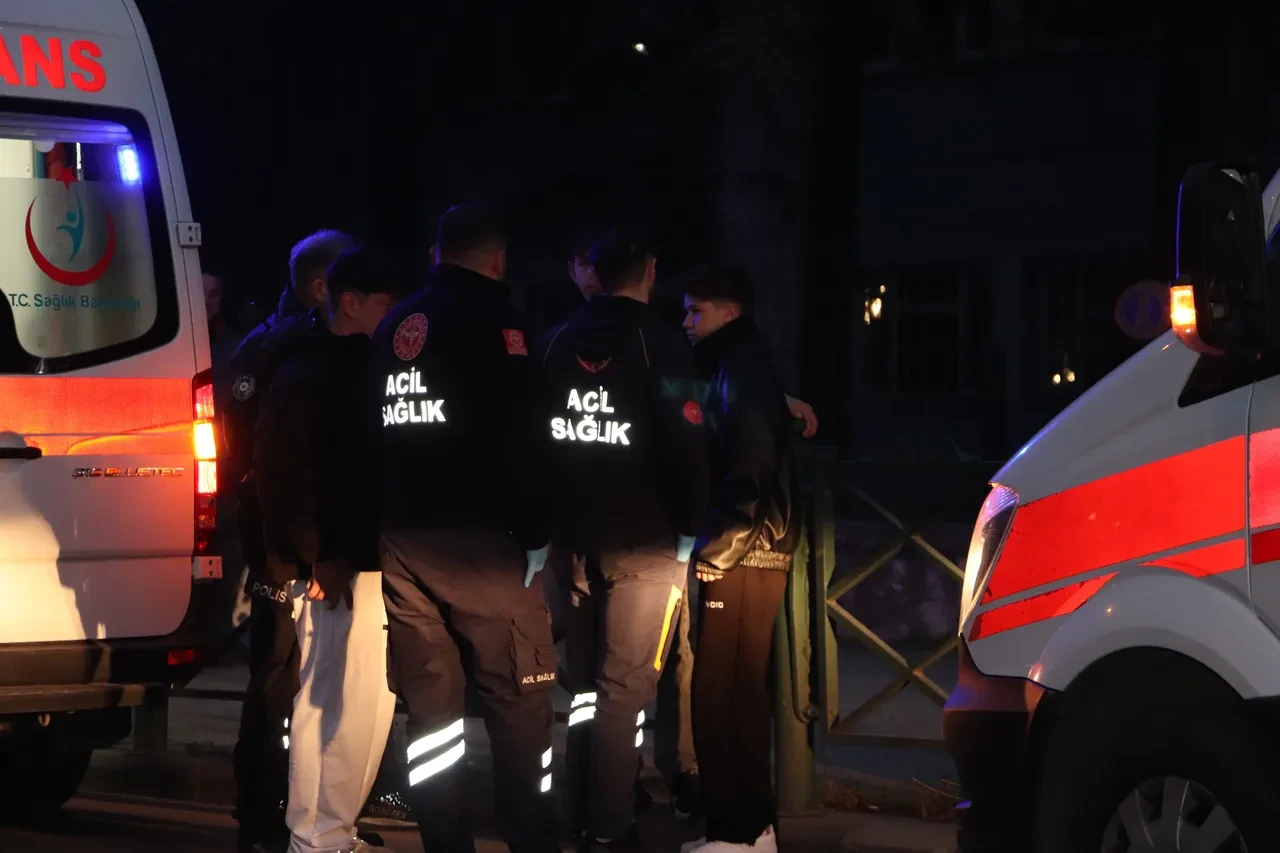 Liseliler adeta meydan savaşı yaptı, ayırmaya gelen yetişkinler de şiddete uğradı