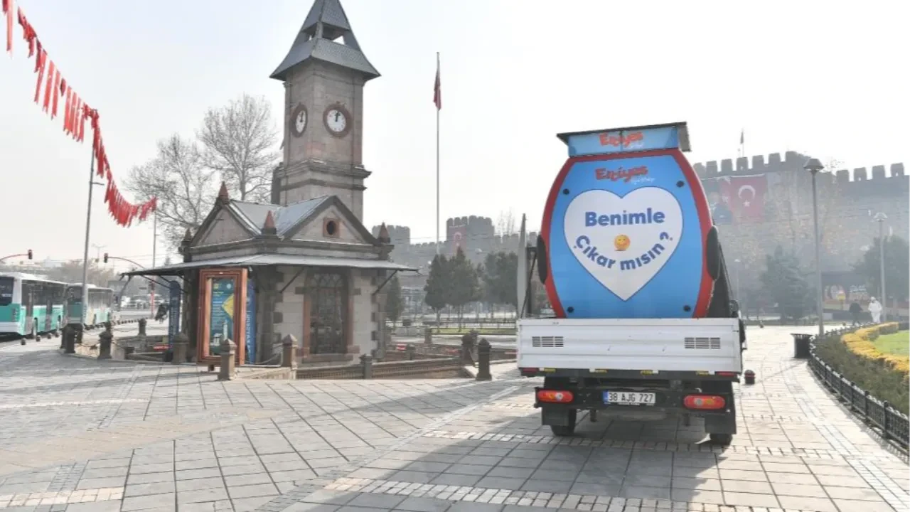 Şehir merkezinde gezdirilen gondolu gören bir daha bakıyor! 