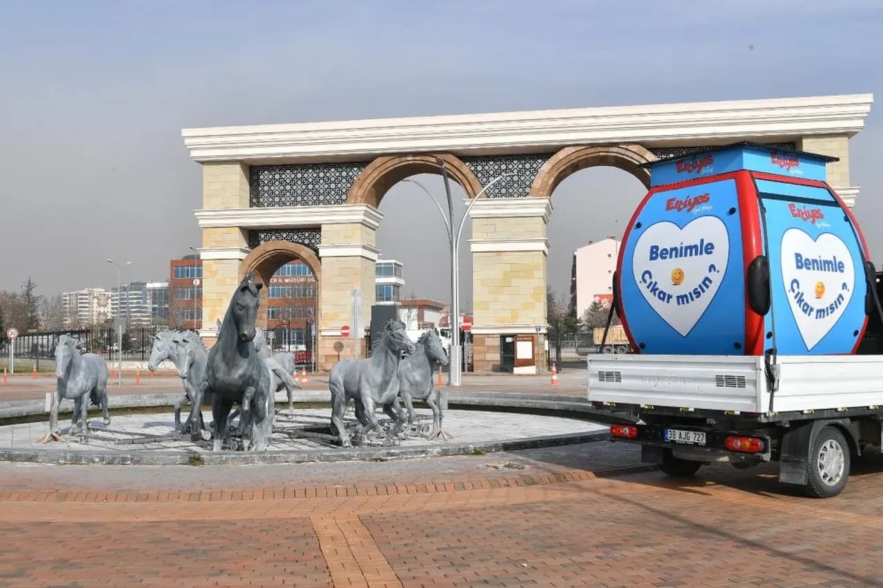 Şehir merkezinde gezdirilen gondolu gören bir daha bakıyor! "Benimle çıkar mısın?"