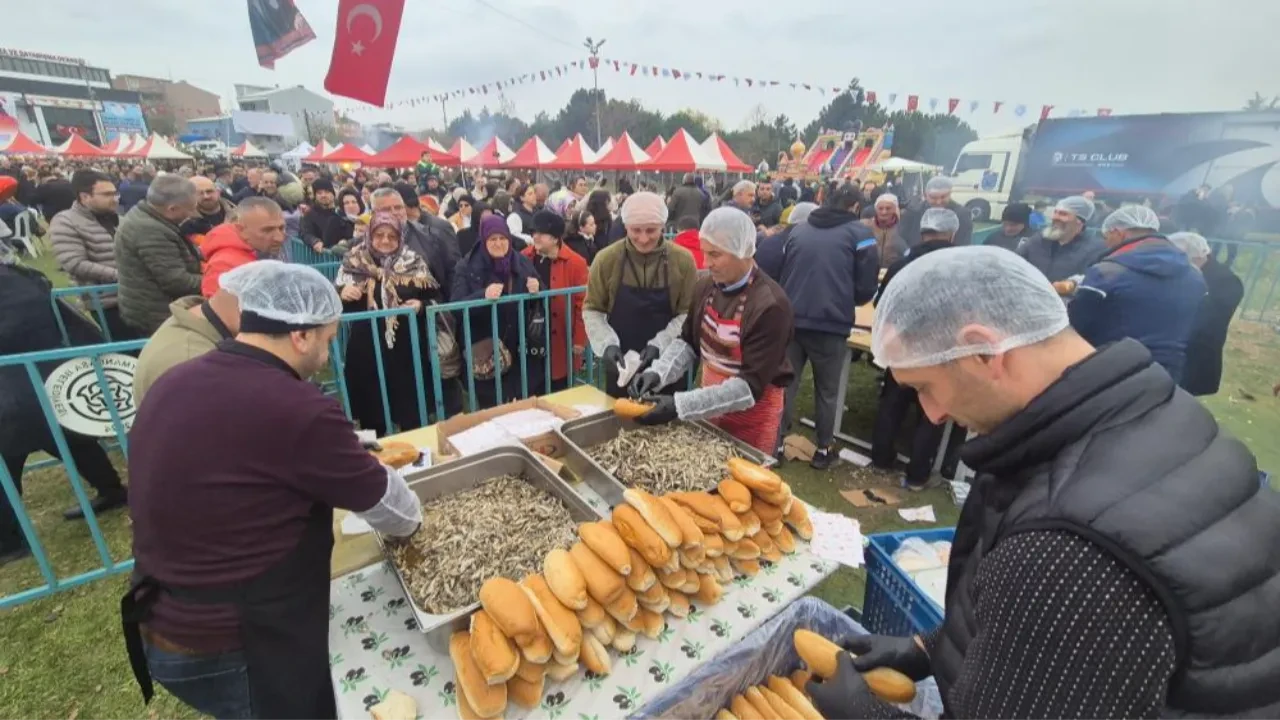 Tekirdağ'da hamsi izdihamı: 3 ton hamsi dağıtıldı!