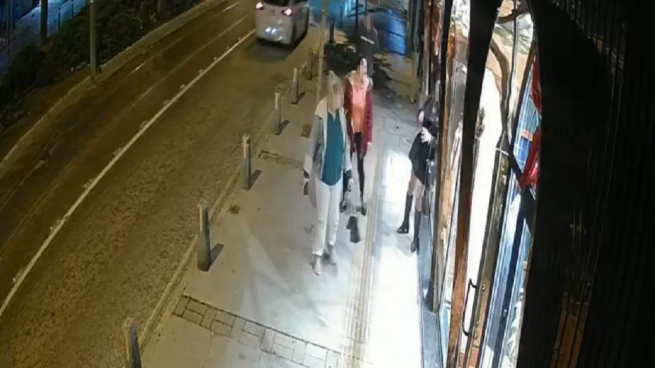 Alkollü şahıs, kafasıyla vitrin camını kırdı! O anlar kamerada 