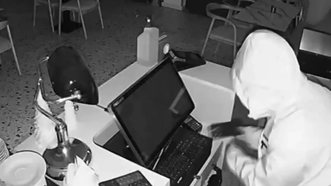 Aynı gün 3 iş yerinde 51 bin 500 TL çaldılar! Hırsızlık anları kamerada