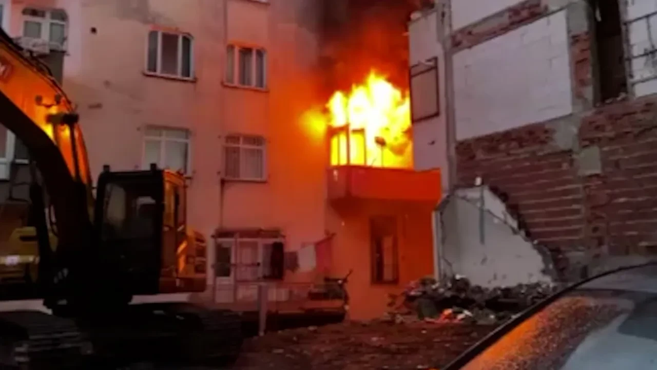 Bahçelievler'de korkutan yangın! Ev alevlere teslim oldu 