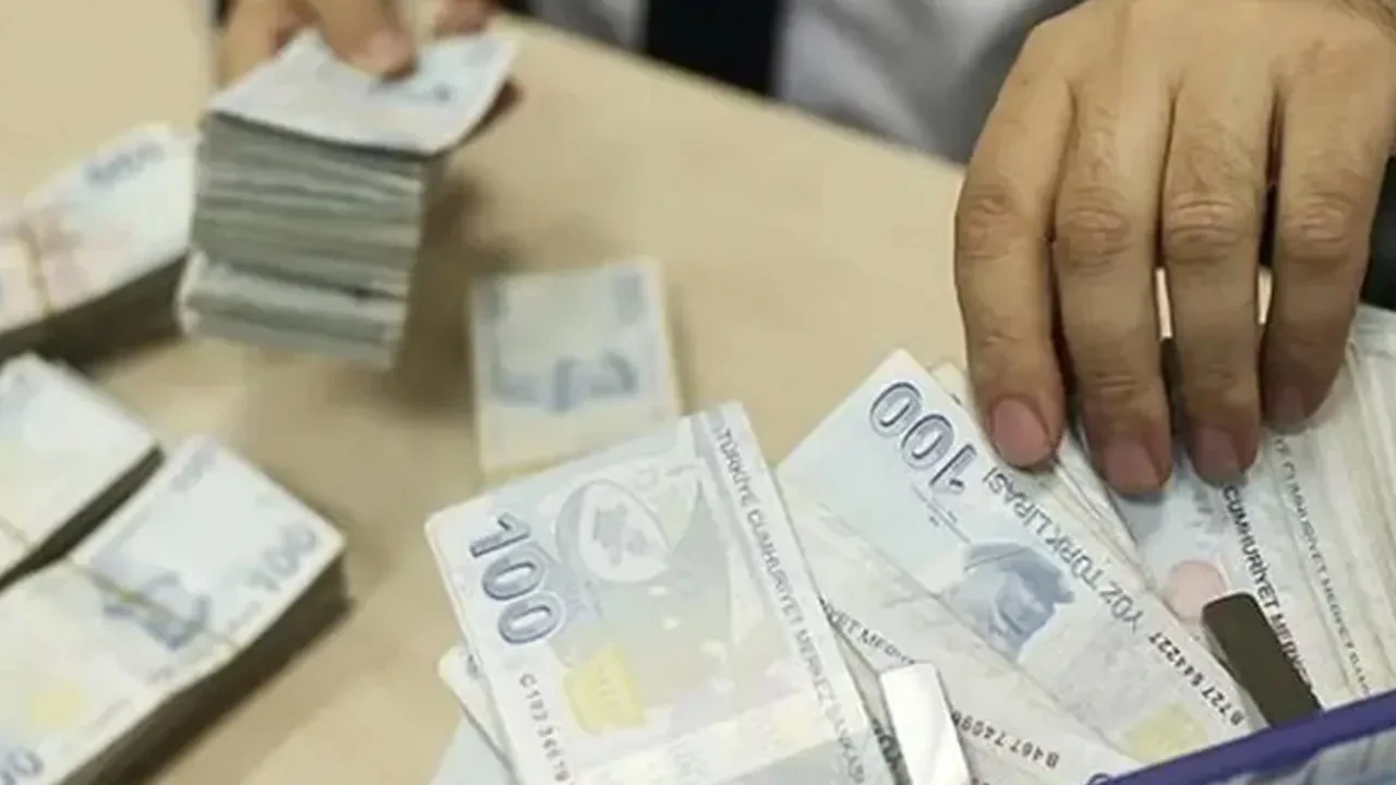 Bankadan para çeken iş adamına soygun girişimi: Silahla karşılık verdi