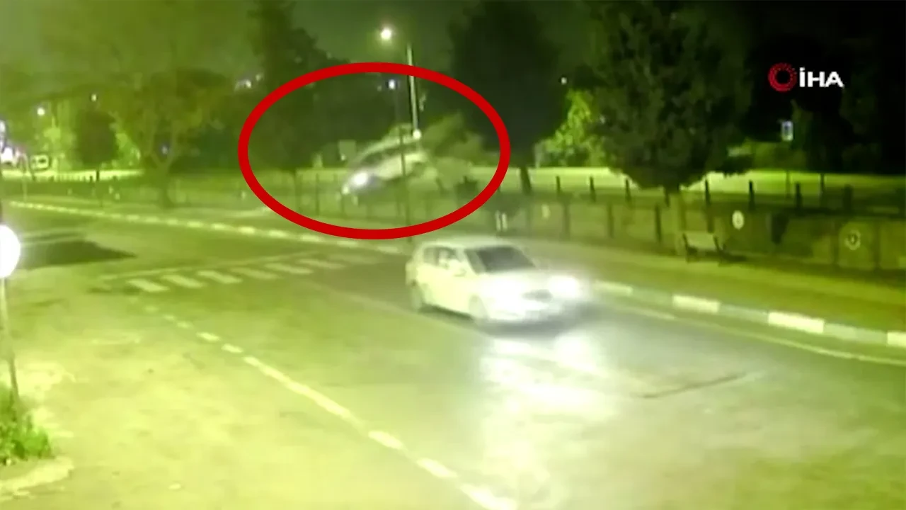 Bursa'da kontrolden çıkan minibüs dereye uçtu! Olay anı kamerada 