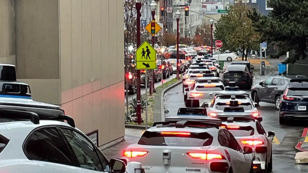 Elektrik kesintisi San Francisco’yu kilitledi: Robotaksiler yolda kaldı