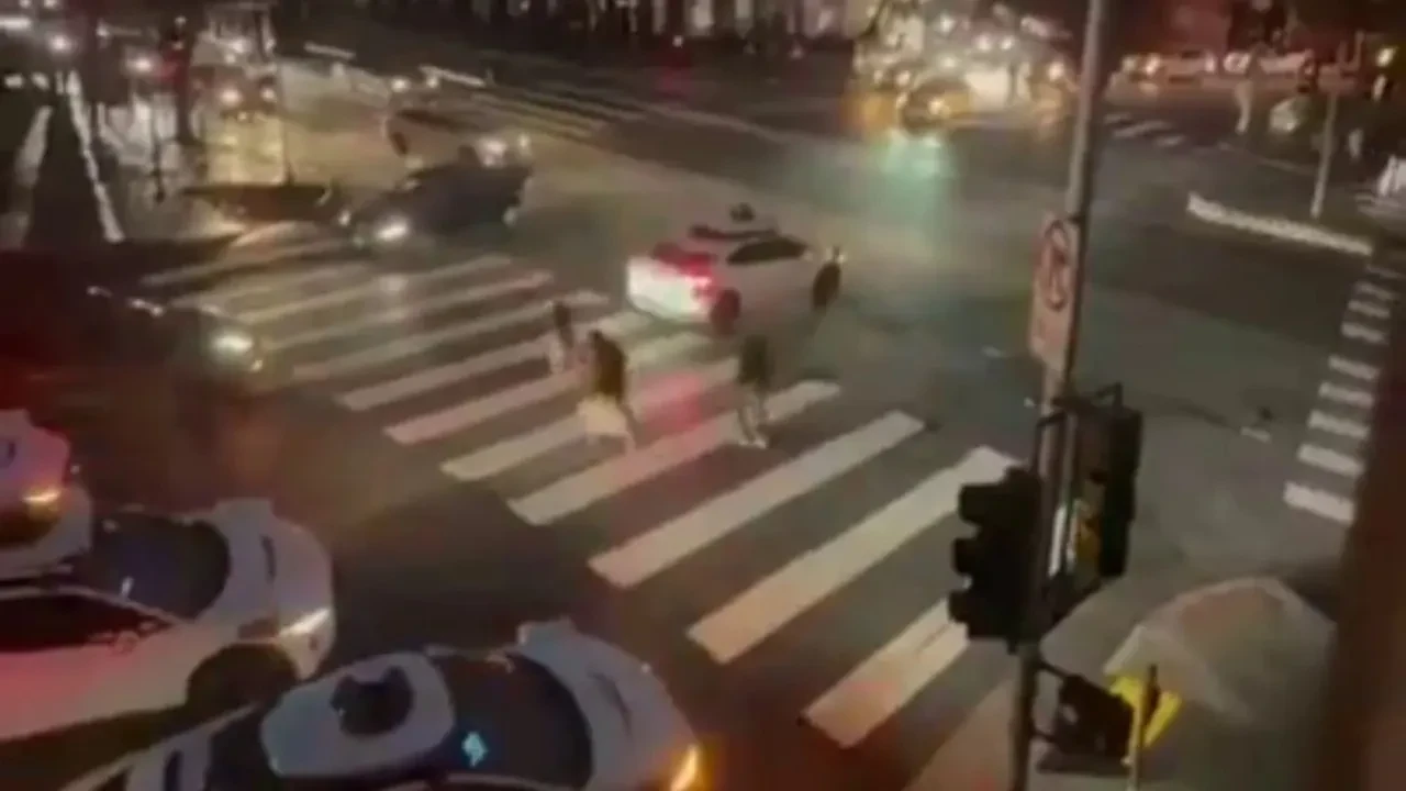 Elektrik kesintisi San Francisco’yu kilitledi: Robotaksiler yolda kaldı