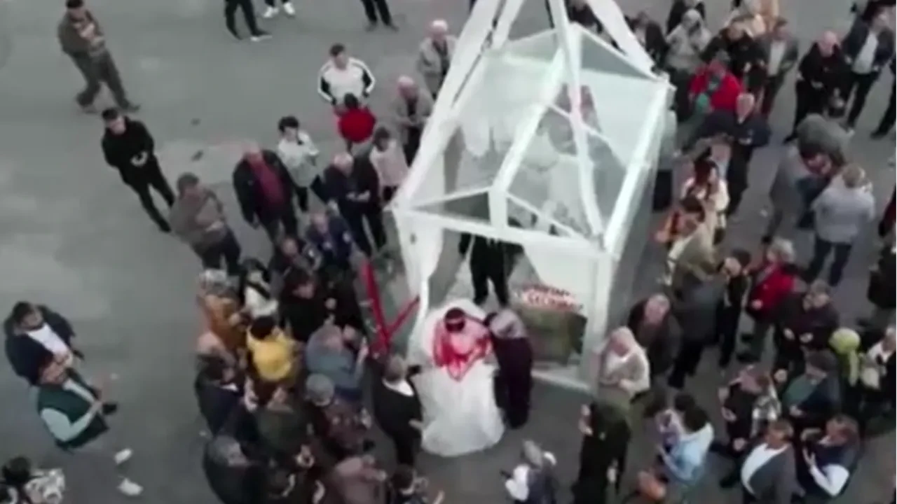 Görülmemiş kız alma merasimi! Gelin ve damat tırdan vinçle indirildi