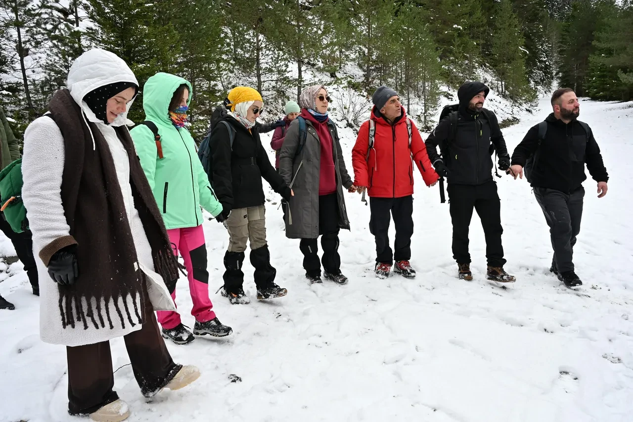 Gümüşhane'de şehir merkezinden kaçanlar soluğu zirvede aldı! Doğaseverler eşsiz manzarada anı yaşadı