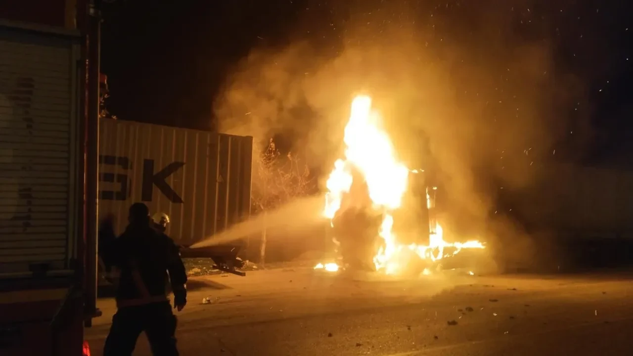 Hatay'da iki ilçede yangın! 1 tır ve 1 otomobil seyir halindeyken alevler içinde kaldı