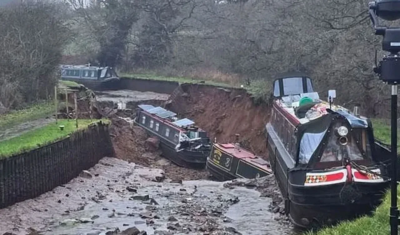Herkesi şoke eden olay! Kanalın altında dev obruk oluştu: Tekneler karaya oturdu