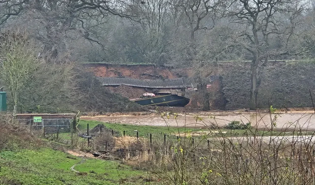 Herkesi şoke eden olay! Kanalın altında dev obruk oluştu: Tekneler karaya oturdu