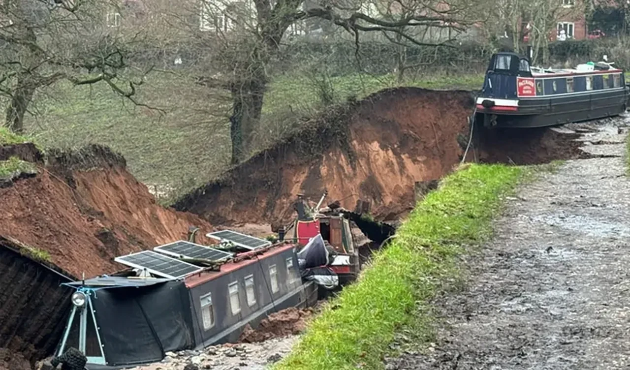 Herkesi şoke eden olay! Kanalın altında dev obruk oluştu: Tekneler karaya oturdu