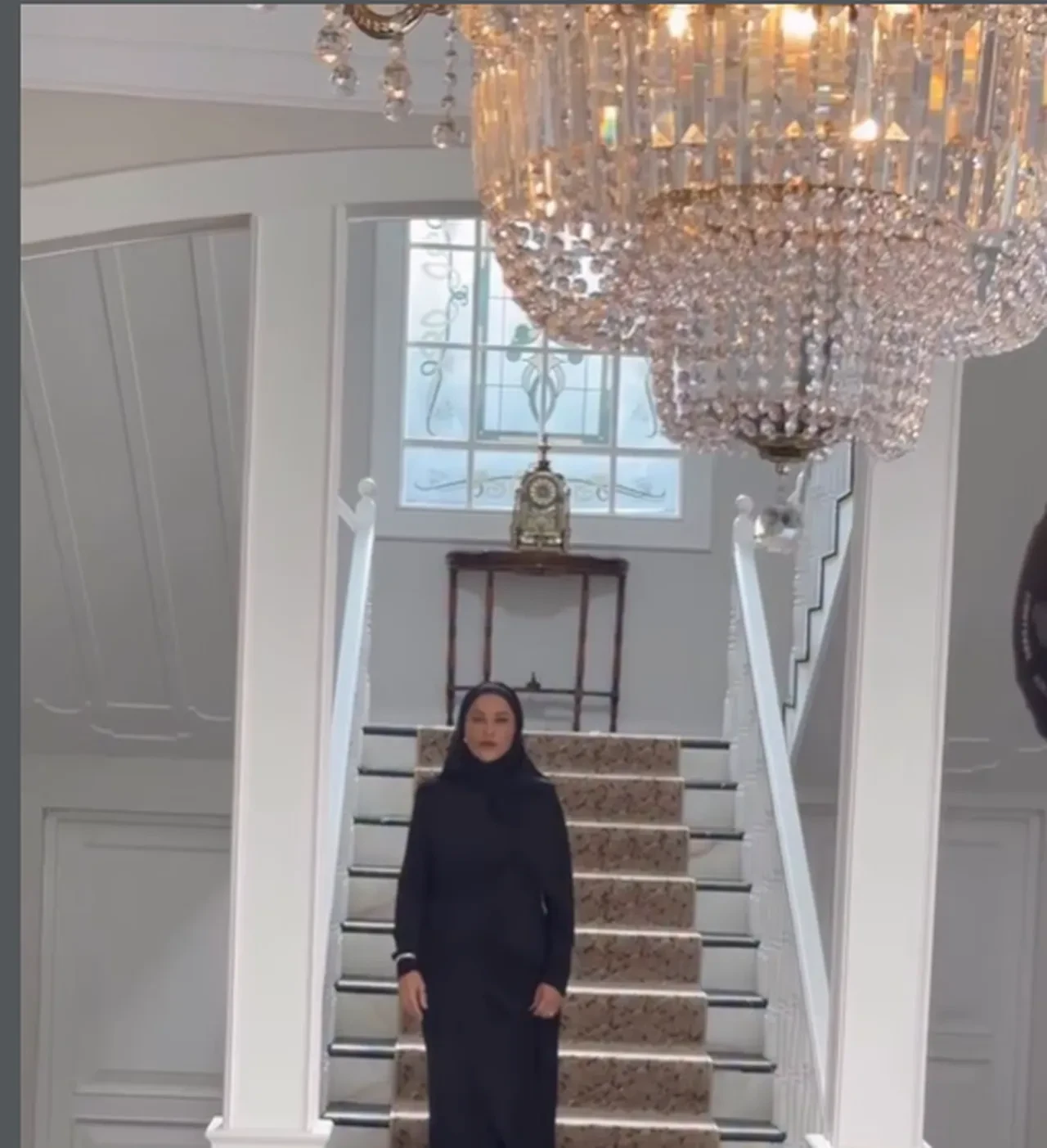 Hülya Avşar yeni dizisi Aynı Yağmurun Altında'da başörtülü kareleriyle beğeni topladı 