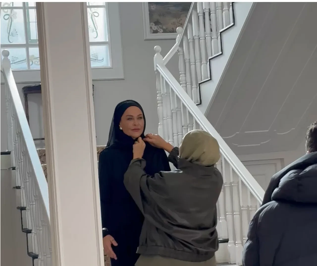 Hülya Avşar yeni dizisi Aynı Yağmurun Altında'da başörtülü kareleriyle beğeni topladı 