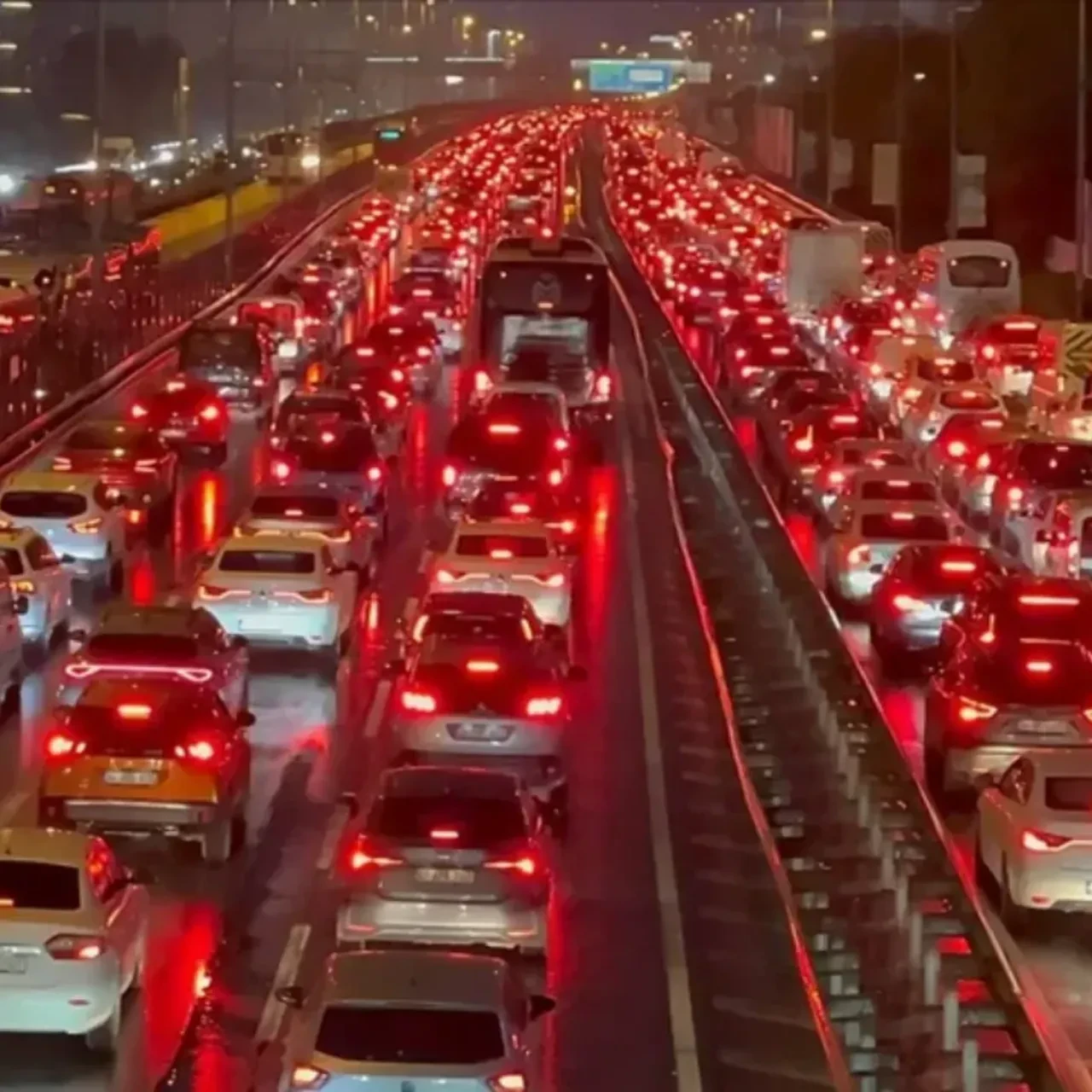 İstanbul'da sağanak trafiği! Araçlar güçlükle ilerliyor: Trafik durma noktasında 