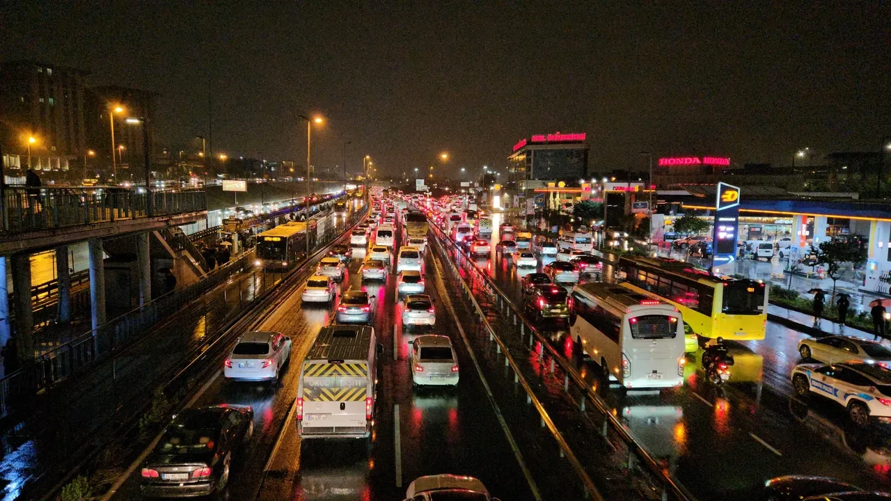 İstanbul'da sağanak trafiği! Araçlar güçlükle ilerliyor: Trafik durma noktasında 