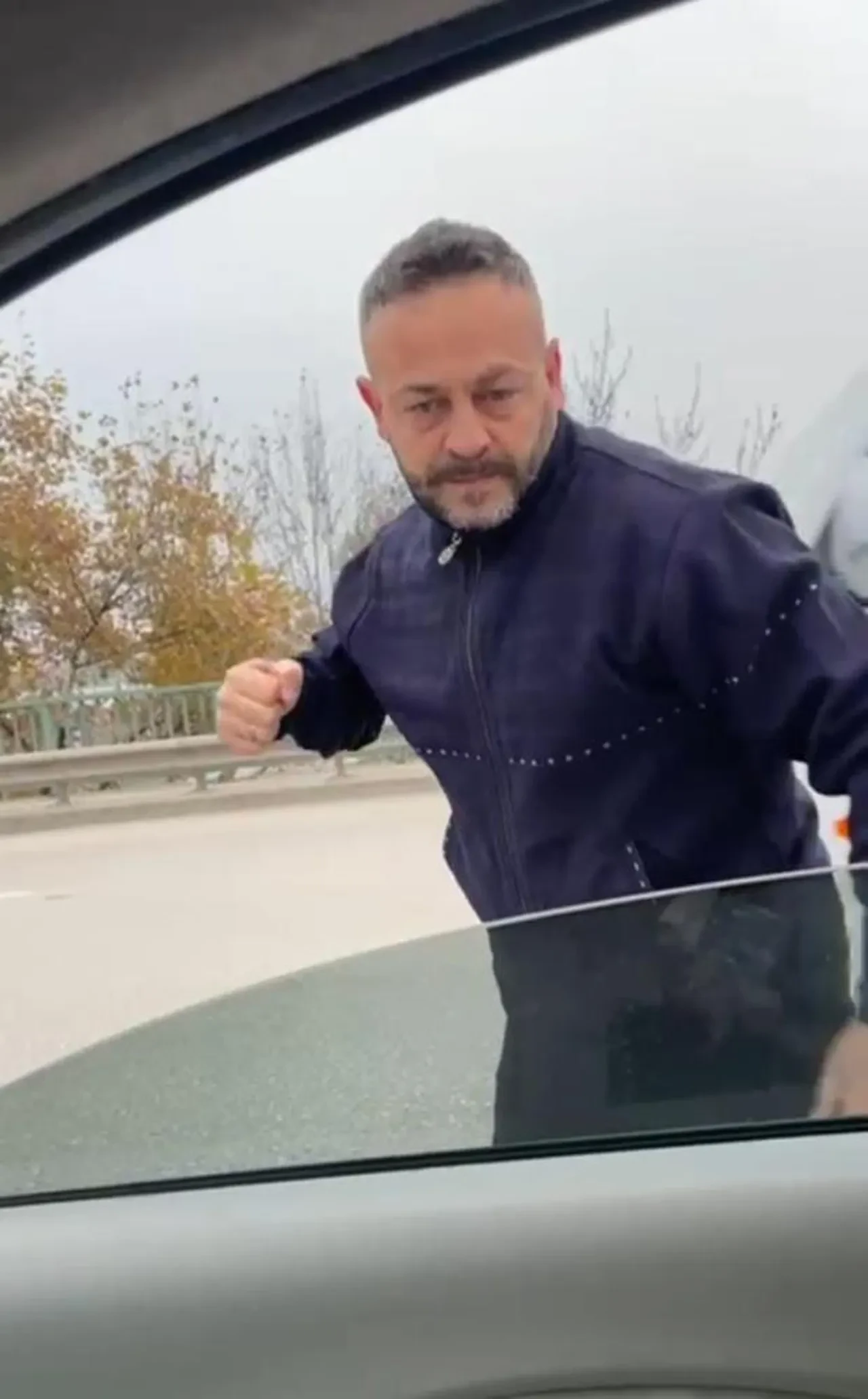 Meclis üyesine trafikte saldırı! Aracını yumruklayıp tehditler savurdu