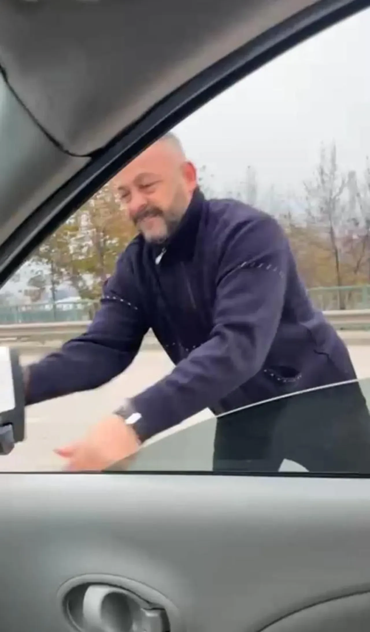 Meclis üyesine trafikte saldırı! Aracını yumruklayıp tehditler savurdu