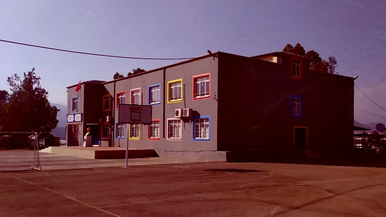 Mersin'de akılalmaz olay! 12 yaşındaki çocuk tüfekle okulu bastı: Müdür ağır yaralı 