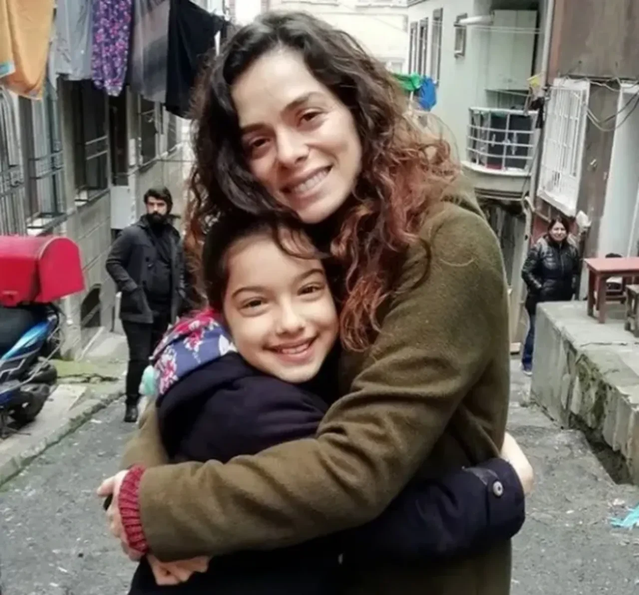 Oyuncu Kübra Süzgün "Yok olacağız" diyerek devletten yardım istemişti! İddiaların merkezindeki Özge Özpirinçci ilk kez konuştu