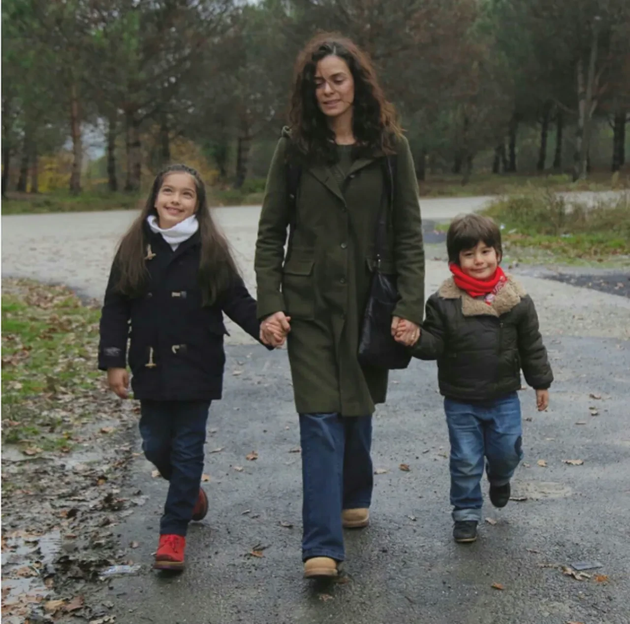 Oyuncu Kübra Süzgün "Yok olacağız" diyerek devletten yardım istemişti! İddiaların merkezindeki Özge Özpirinçci ilk kez konuştu