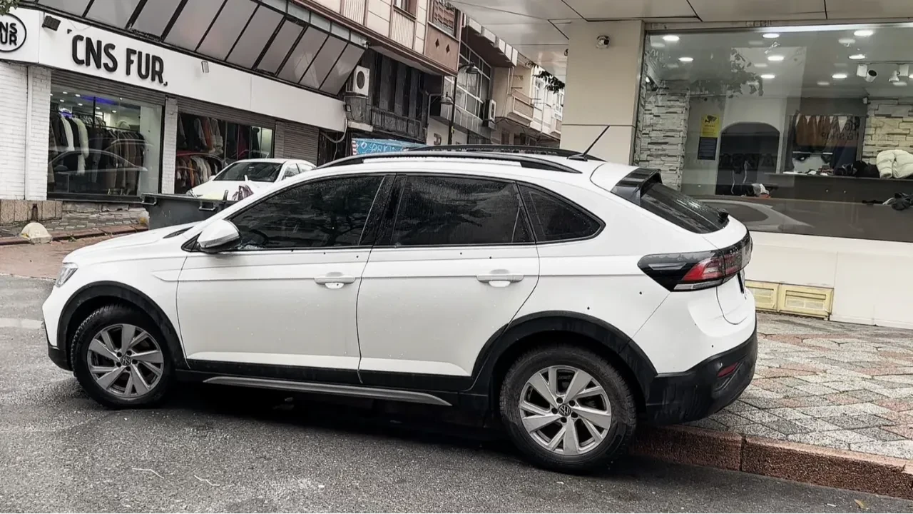 Park halindeki otomobile silahlı saldırı! Korkutan anlar kamerada