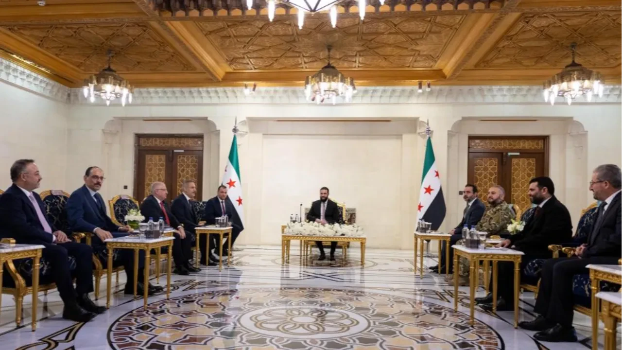 Suriye'de kritik temas! Bakan Fidan, Bakan Güler ve MİT Başkanı Kalın, Ahmed Şara ile görüştü