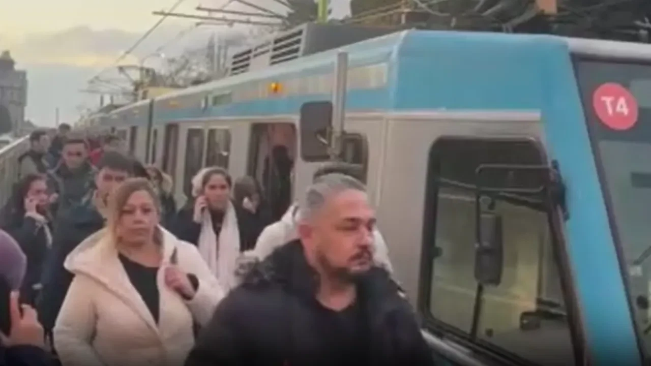 Topkapı'da tramvay raydan çıktı!