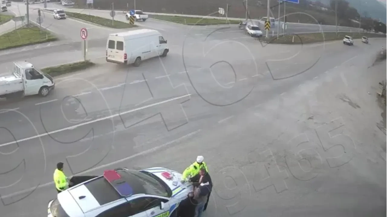 Trafik polisleri kazaya böyle şahit oldu! Göğüs ağrısı faciaya yol açtı