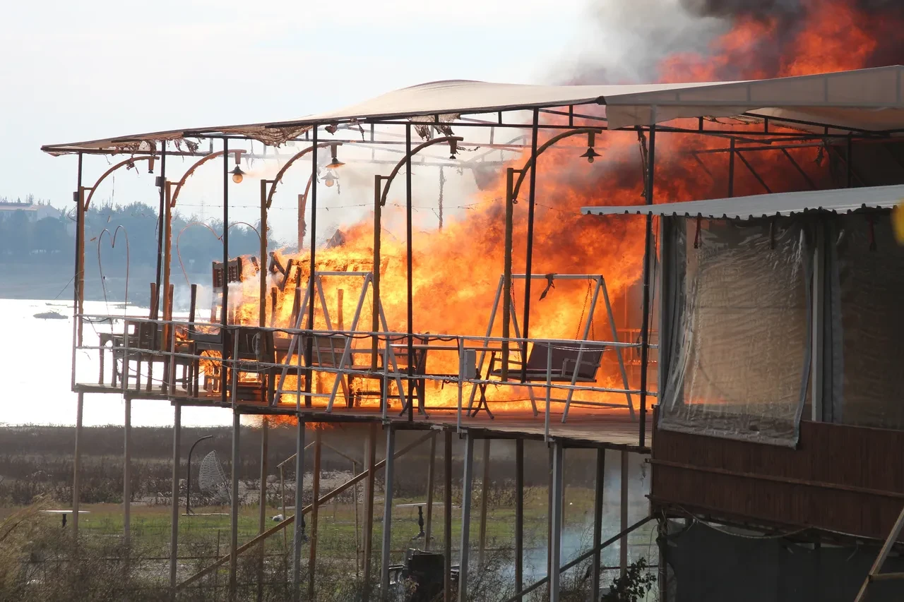  Adana'da gergin yıkım! Esnaf bıçakla kendini kesti, dükkanı ateşe verdi  