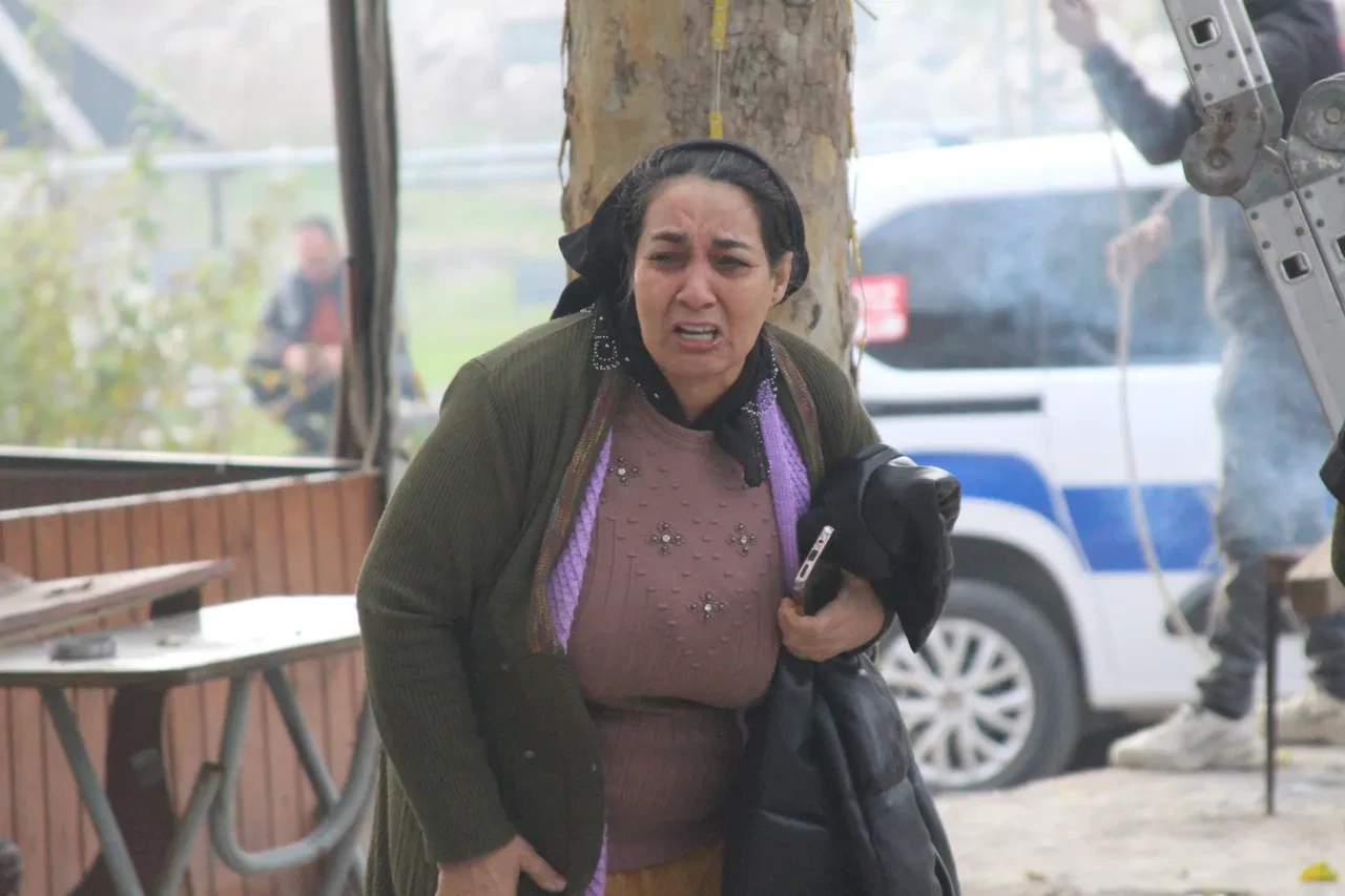  Adana'da gergin yıkım! Esnaf bıçakla kendini kesti, dükkanı ateşe verdi  