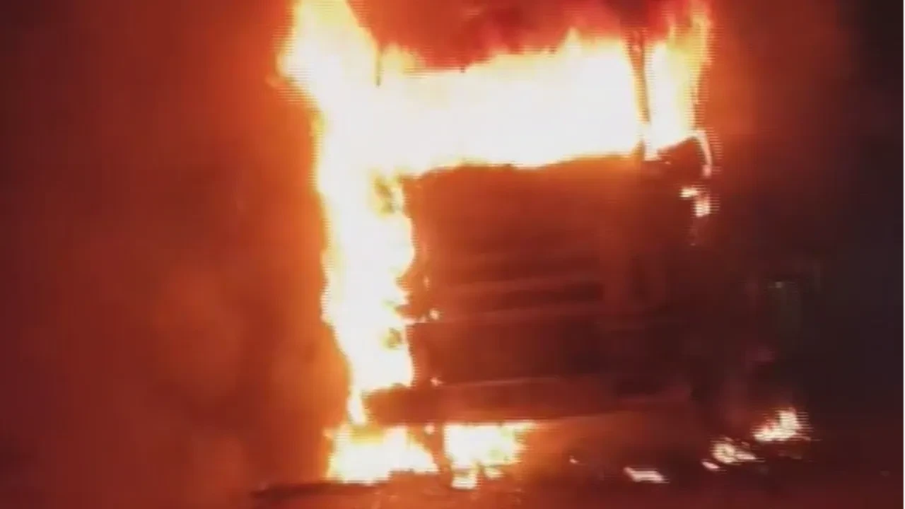 Alevlere teslim olan tır kullanılamaz hale geldi! Feci yangın kamerada