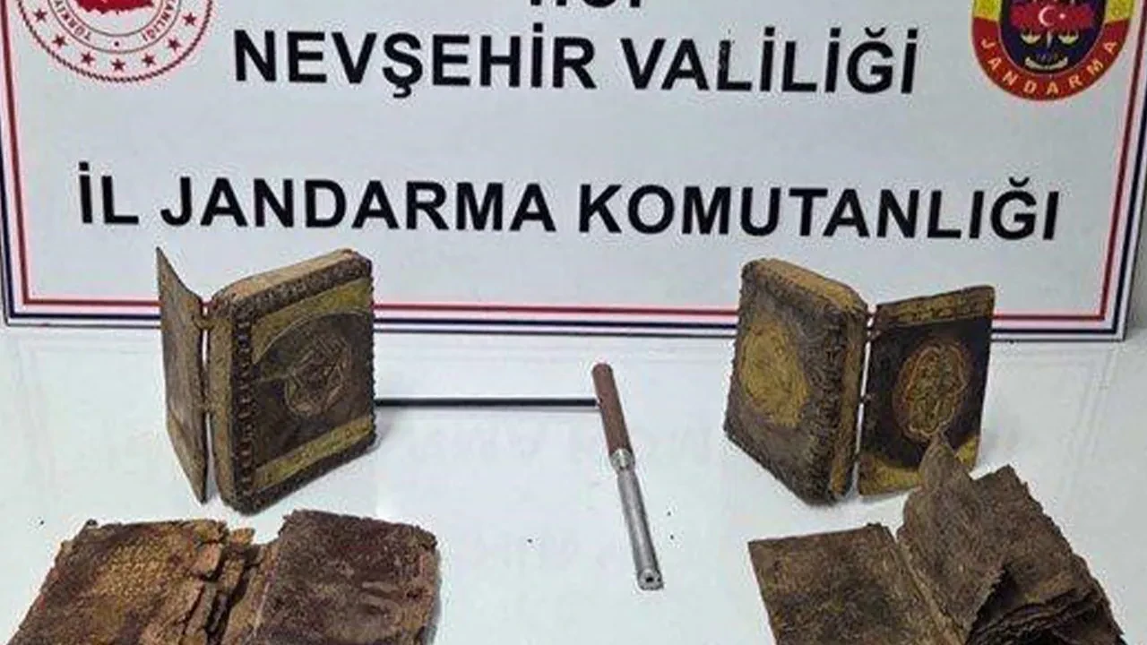 Araç aramasında ortaya çıktı: Tarihi eser değeri taşıyan 2 adet Tevrat bulundu
