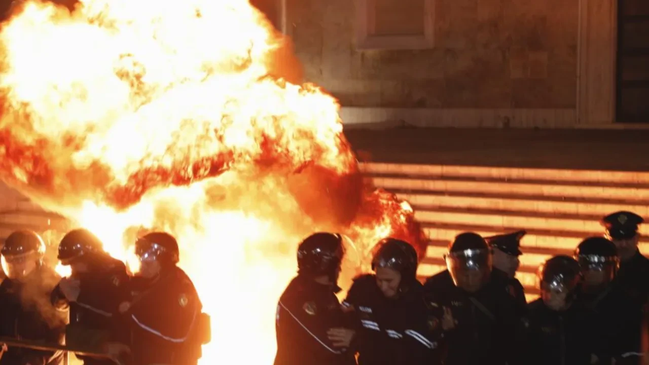 Arnavutluk yeniden karıştı: Başbakanlık binasına molotof kokteyli atıldı