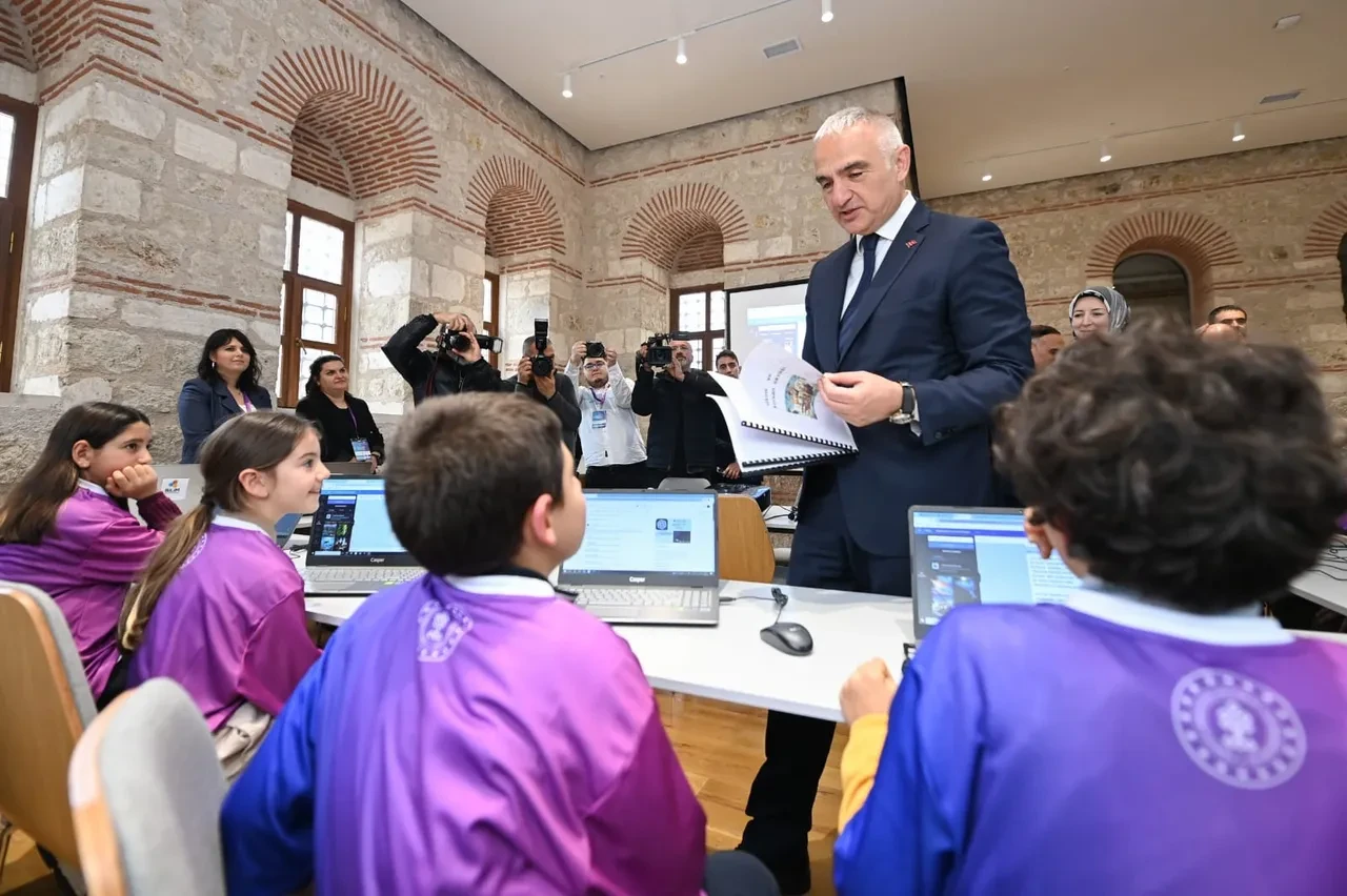 Bakan Ersoy duyurdu! Kütüphanelerde yıl sonu kullanıcı hedefi 39 milyon 