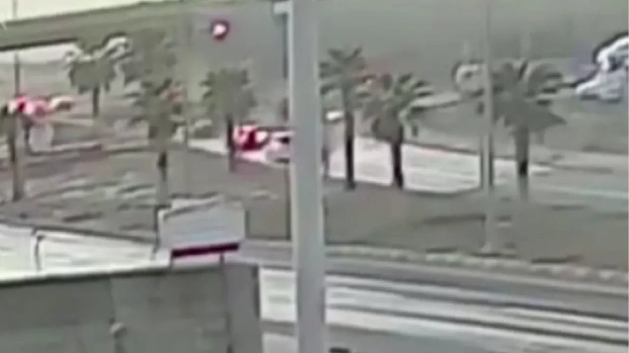 Çok sayıda aracın hurdaya döndüğü kaza kamerada! Durduramayınca araçtan atlamış