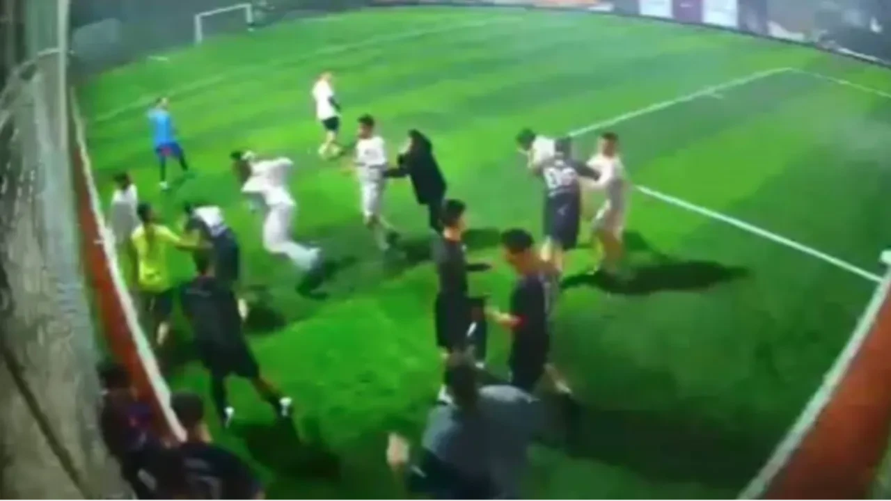 Halı sahada birbirlerine girdiler! Tekmeli yumruklu kavga kamerada