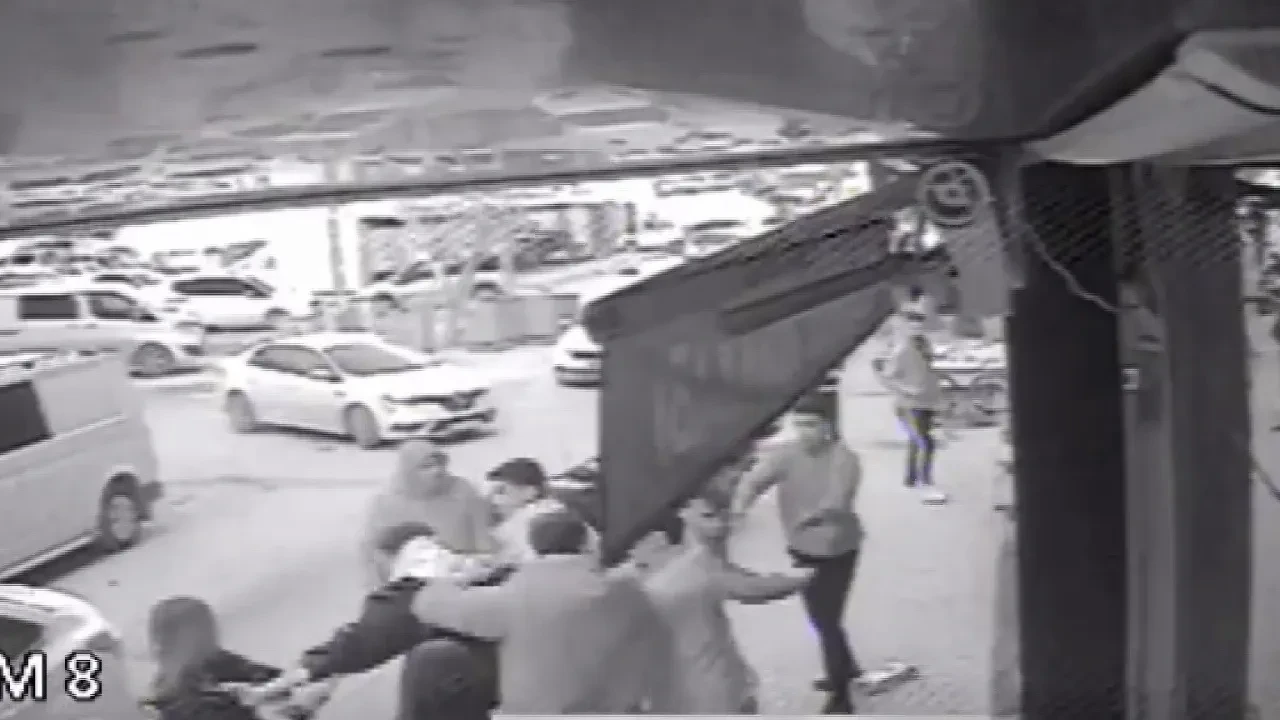 Genç kızlarla el-kol hareketi yumruklu kavgayla sonuçlandı! İşte o anlar