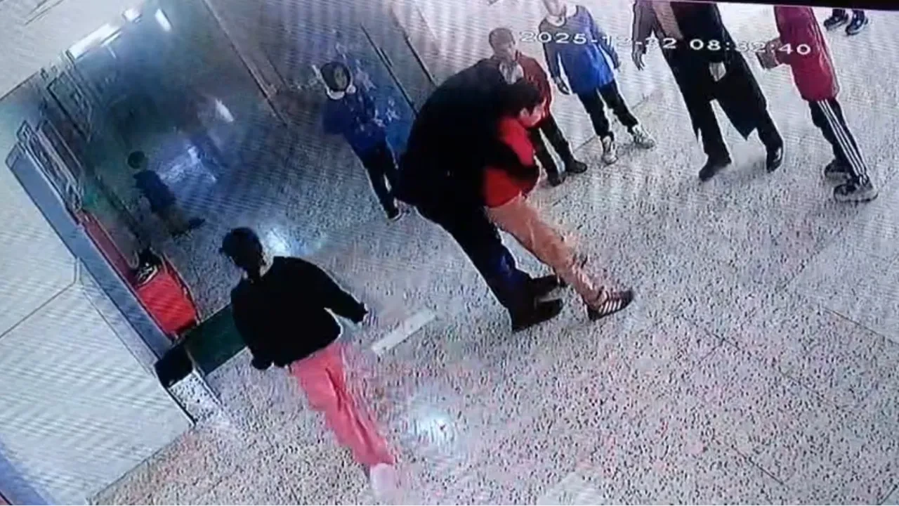  Heimlich manevrasıyla öğrencisinin hayatını kurtardı! O anlar kamerada