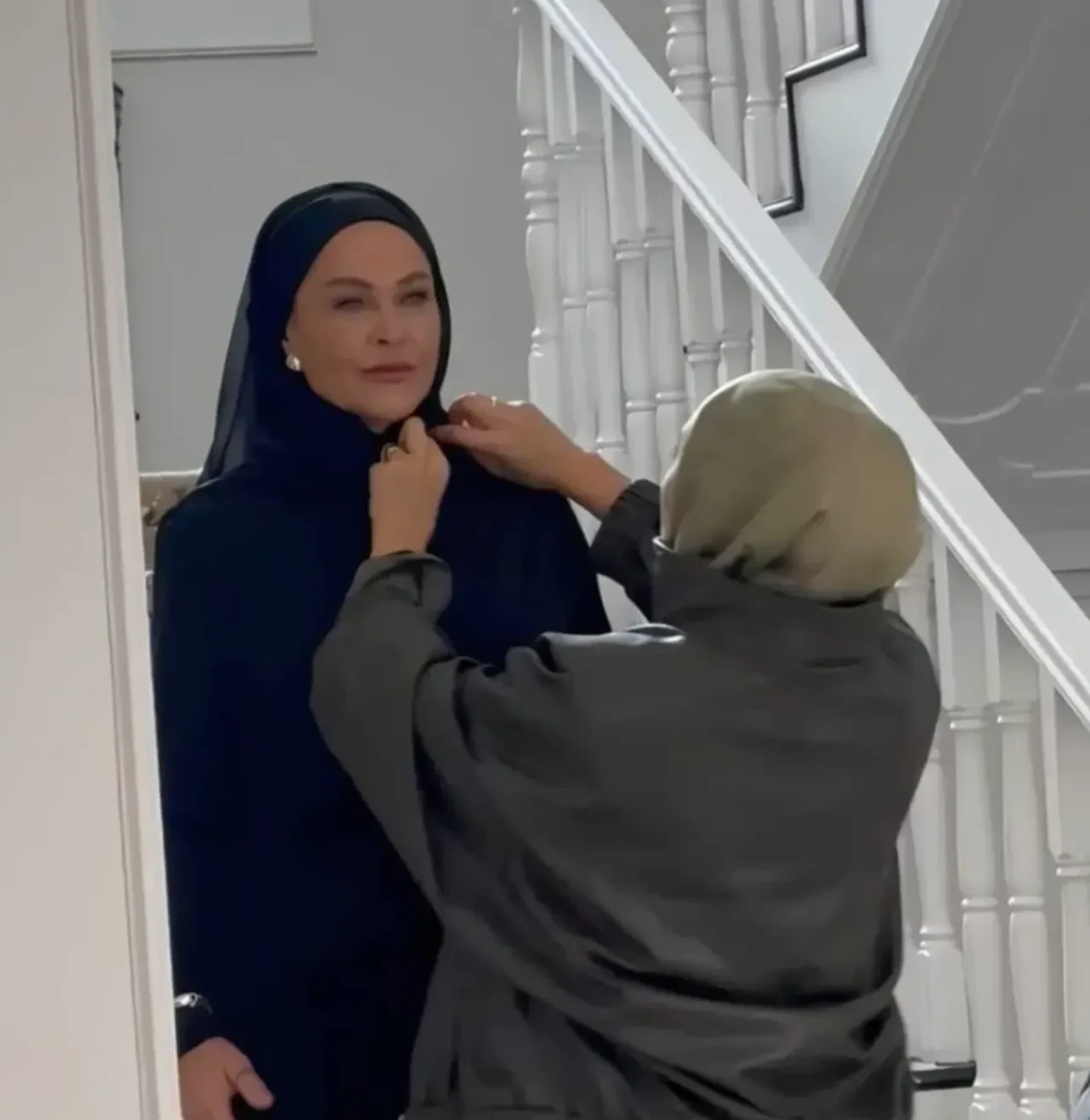 Hülya Avşar kaza yaptı! Otomobilin son anda denize uçması engellendi 