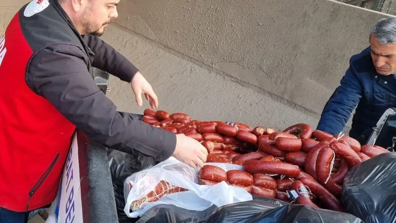 Mide bulandıran görüntü! Tarihi geçmiş sucuklar tespit edildi: Tam 850 kilo