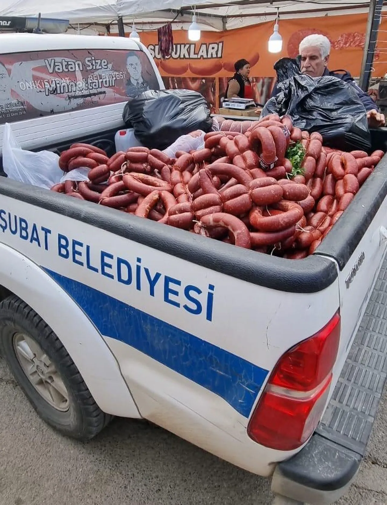 Mide bulandıran görüntü! Tarihi geçmiş sucuklar tespit edildi: Tam 850 kilo